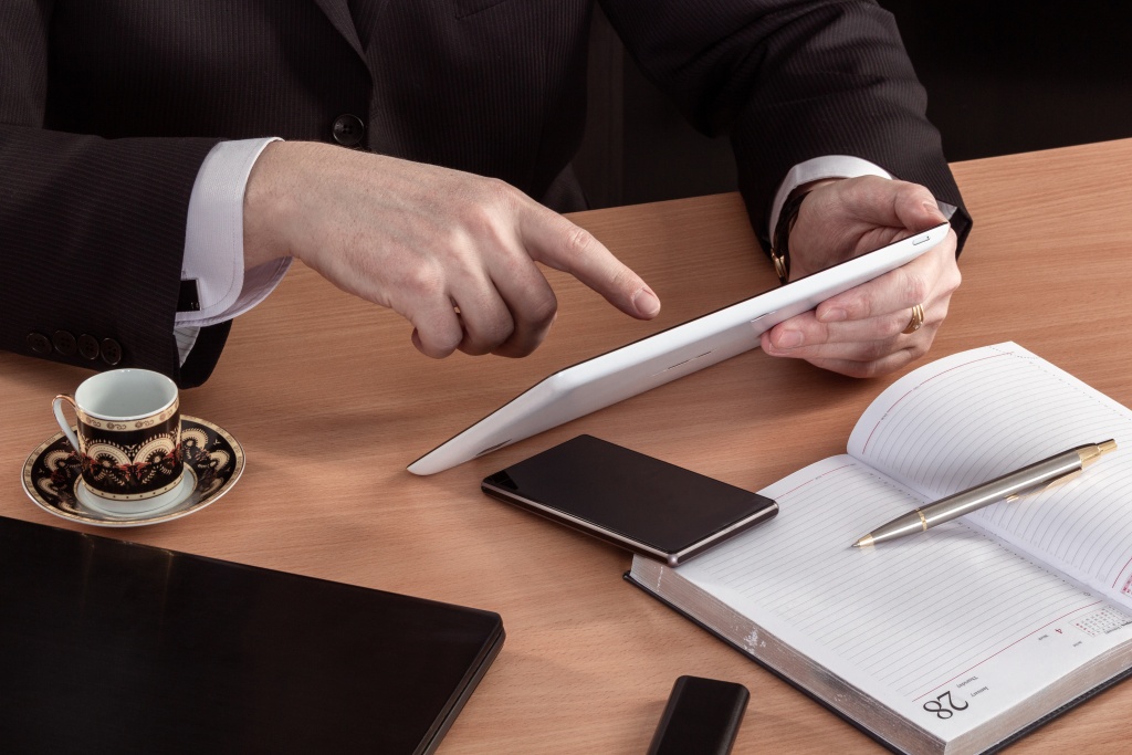 close-up-businessman-using-digital-tablet-desk-office.jpg блокнот
