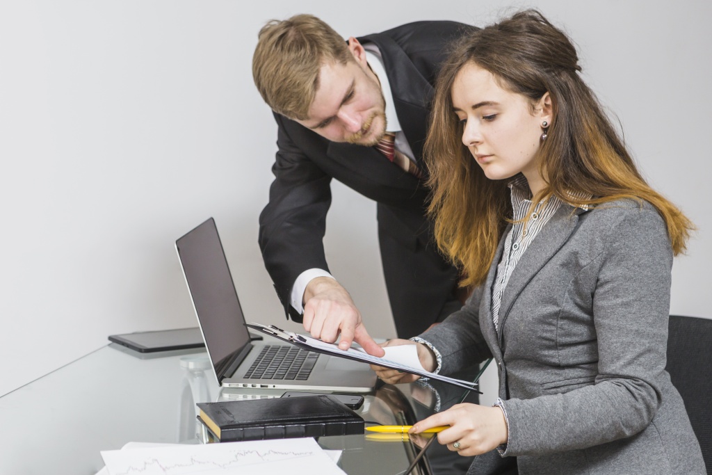 two-businesspeople-having-discussion-document.jpg пиджак